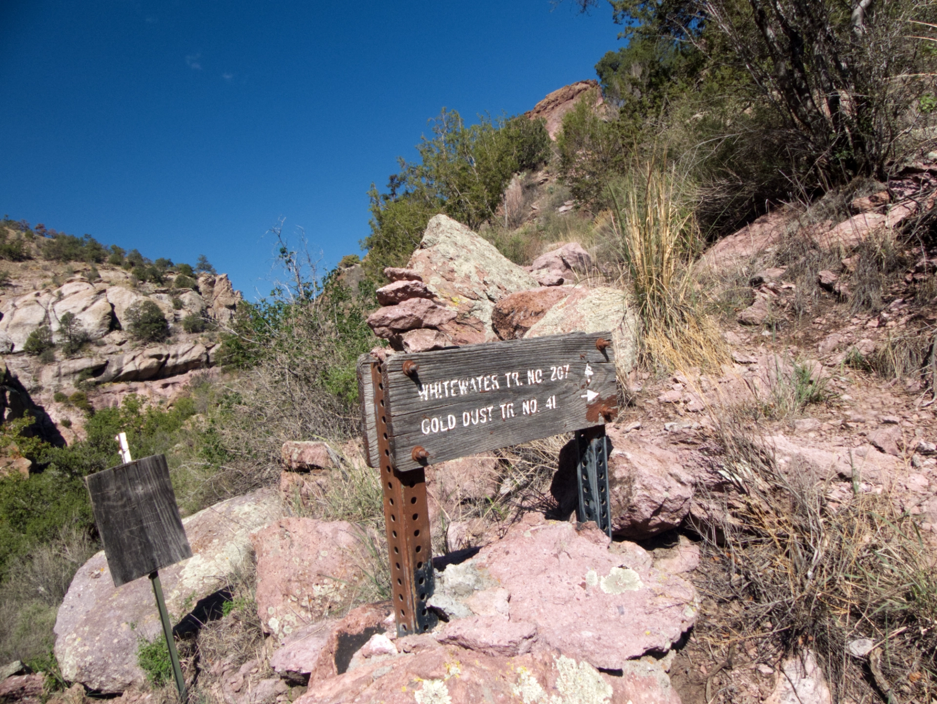 sign at the junction with Gold Dust Trail