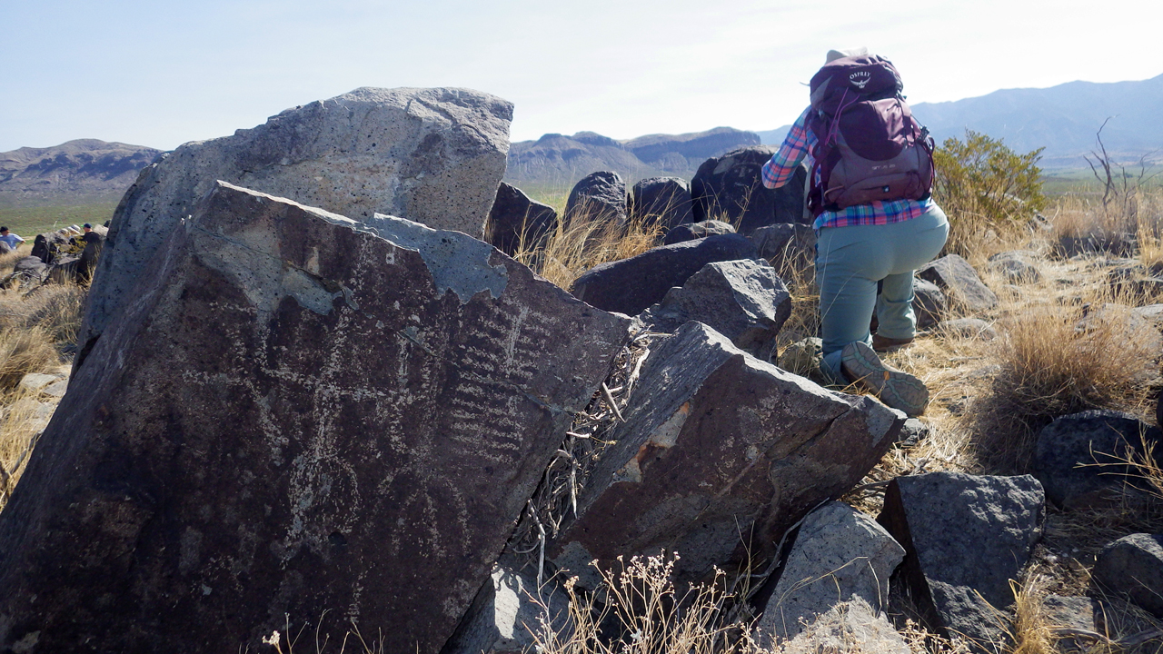 human figures petroglyph