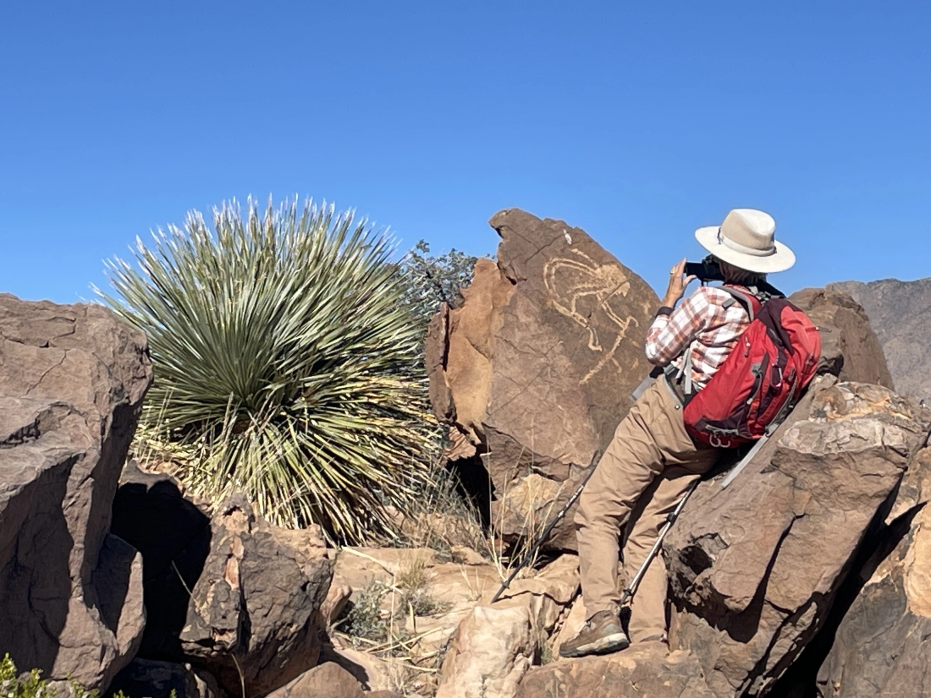 photographing the Kokopelli petroglyph
